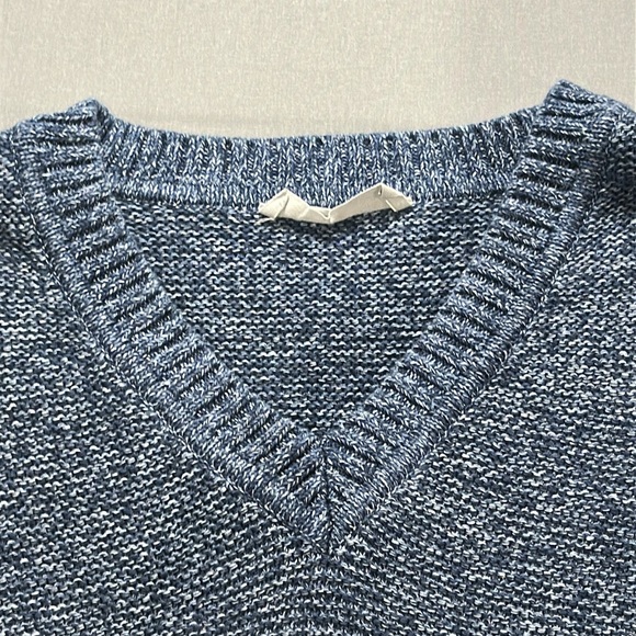 Everlane The Link-Stitch Relaxed Fit V-Neck Knit Sweater; Heathered Blue - Large - Picture 3 of 13